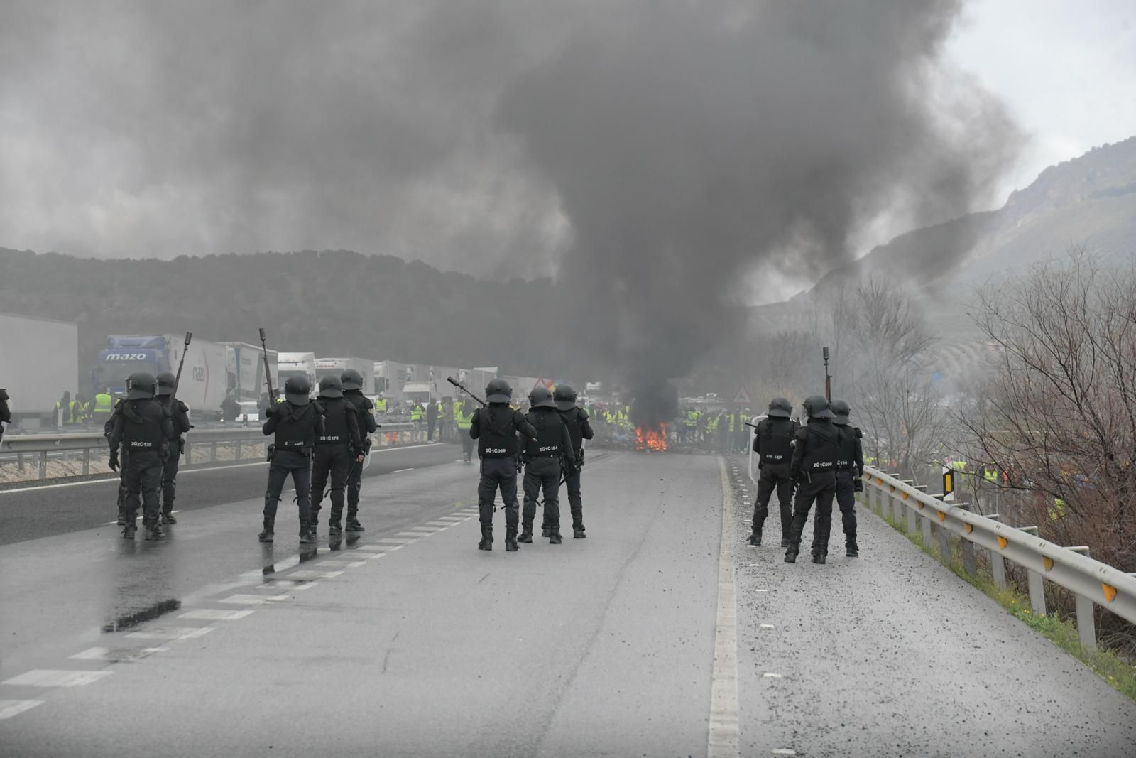Protestas de los agricultores en Granada: fotos del corte de la A-92 este sábado
