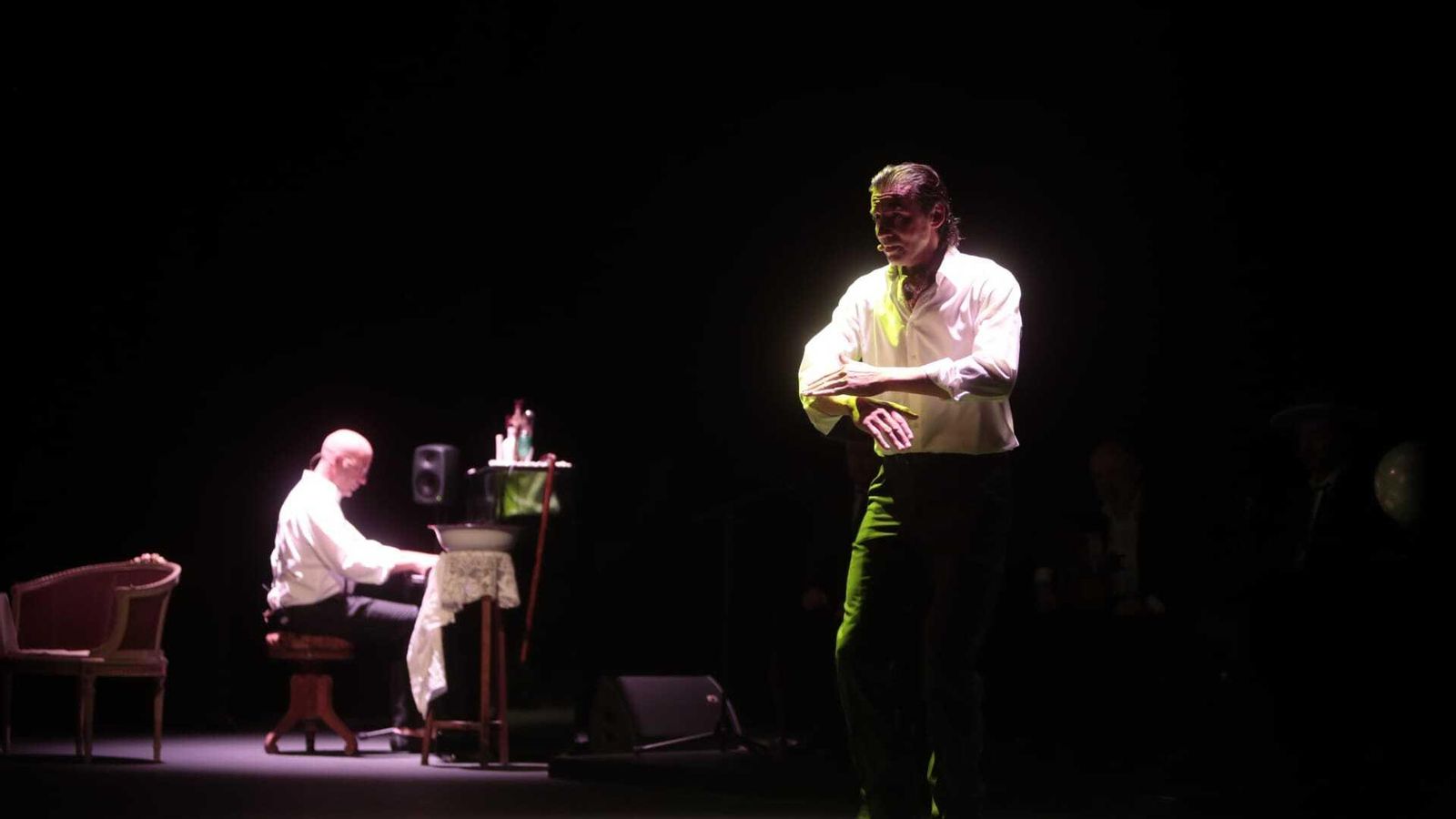 El bailaor El Junco (el chófer Pepe) con el músico Javier Galiana (Manuel de Falla).