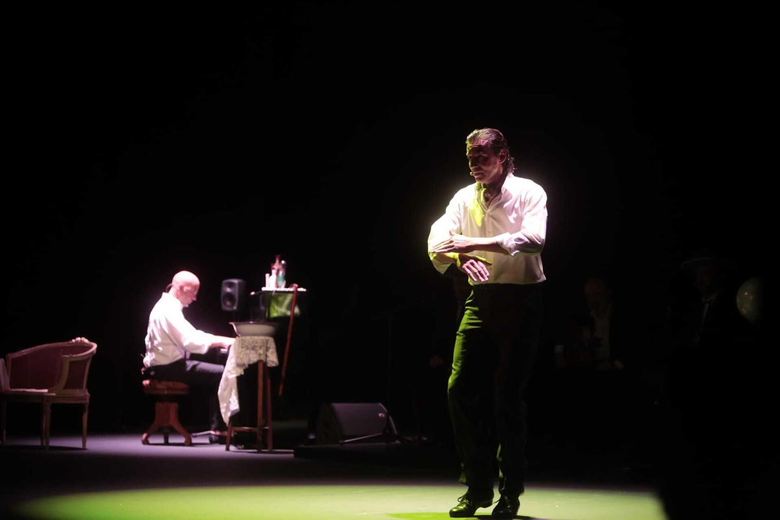 El bailaor El Junco con el músico Javier Galiana en el Falla, durante su actuación en el espectáculo del centenario del Concierto de Santa Cecilia.