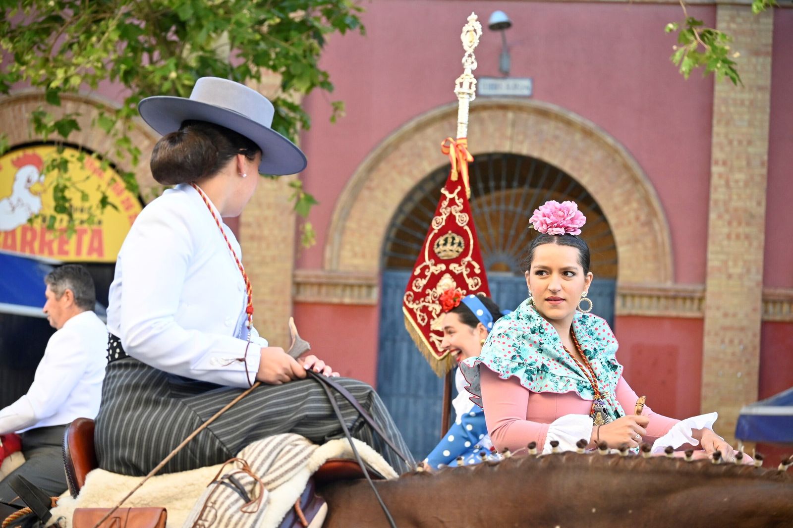 Imágenes de los peregrinos de la Hermandad de Emigrantes en su salida por las calles de Huelva
