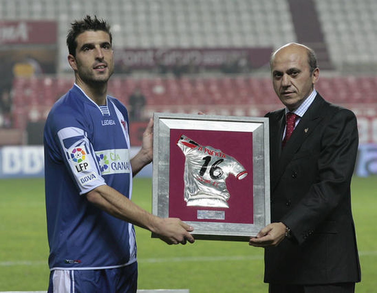 El Sevilla empata (1-1) frente a un digno Granada, que se llevó el III Trofeo Antonio Puerta en los penaltis ante un escaso público.

Foto: Juan Carlos Muñoz