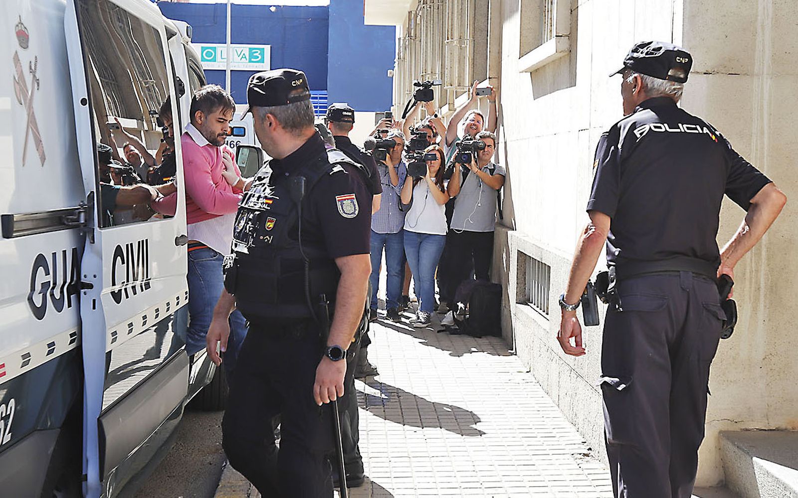 Llegada a los juzgados del detenido por el atropello mortal en Gibraleón
