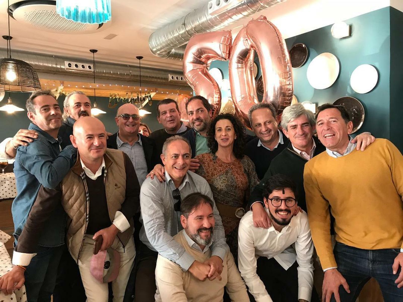 La anfitriona con Pepe Amaya, Ignacio Estrella, Javier Reyes, Alberto Pulido, Javi Bote, Ricardo Sierra, Antonio Reiné y Ramón Sánchez Ferragut, entre otros.