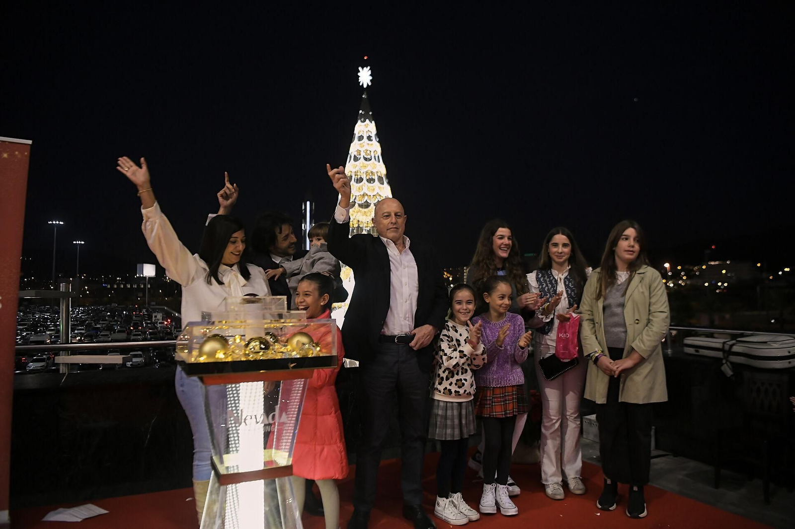 Fotos: así se ha iluminado el árbol de Navidad del Nevada en Granada, el más alto de España