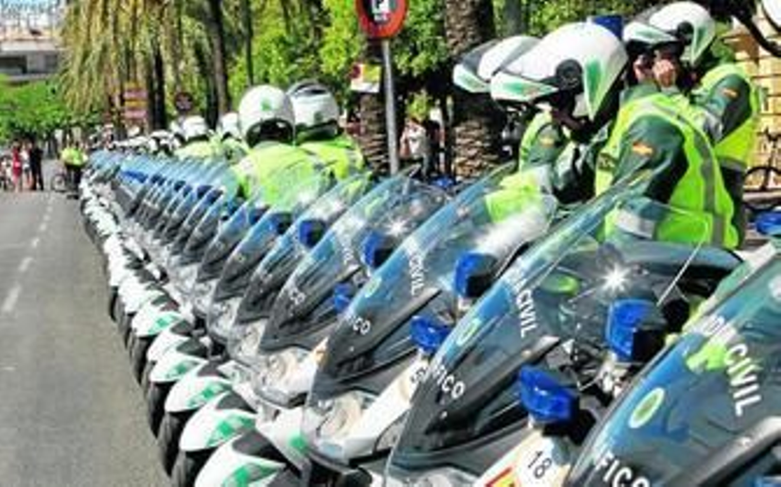 Los 58 motoristas de la Guardia Civil que acompañan a La Vuelta posan ayer en plena avenida Álvaro Domecq.