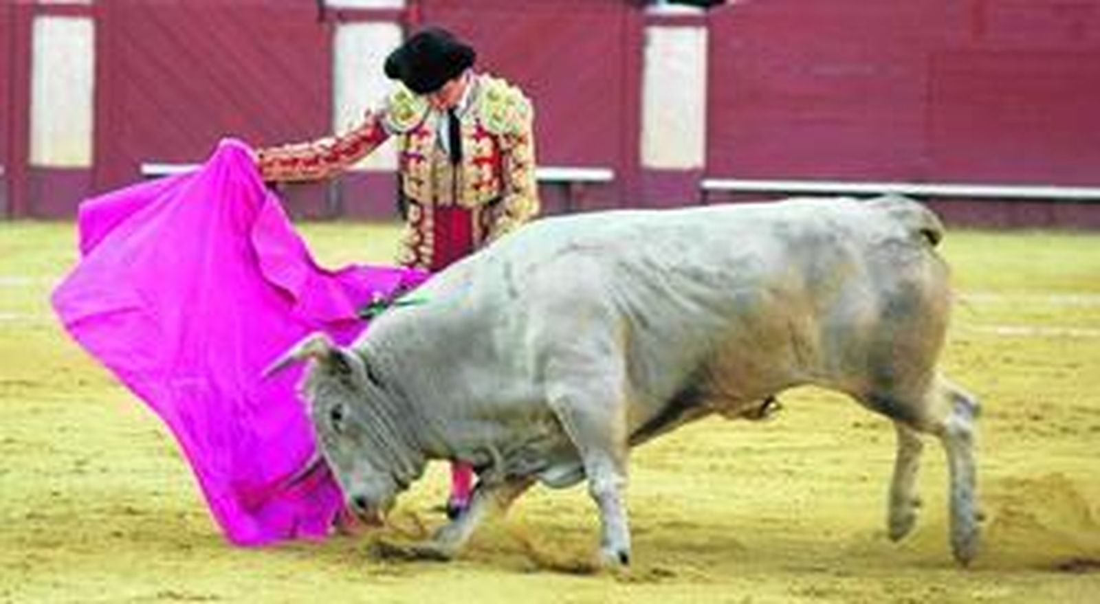 Juan del Álamo con el capote.