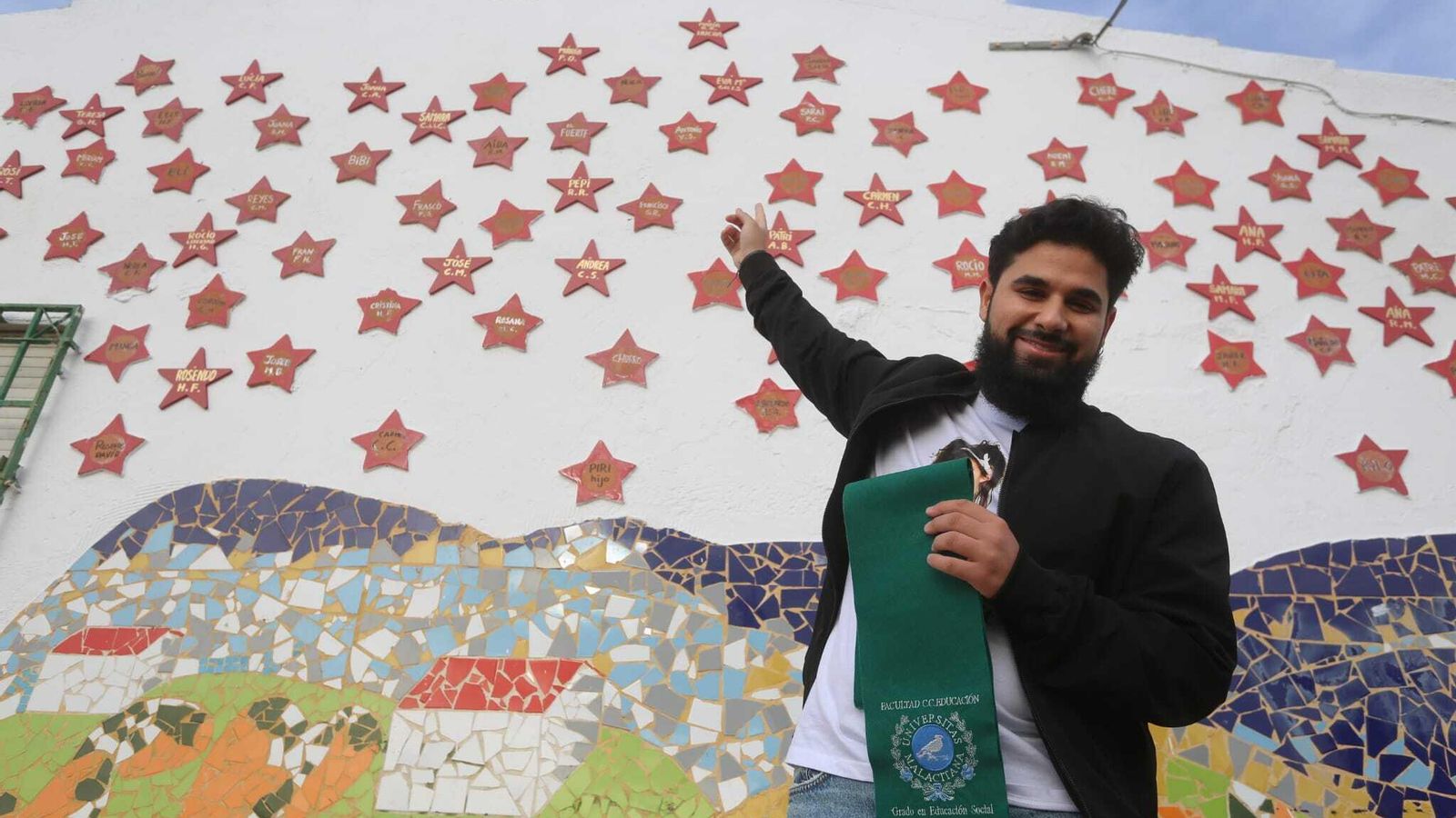José Manuel Gómez Heredia en el mural de las estrellas, homenaje a los graduados del barrio en la Secundaria