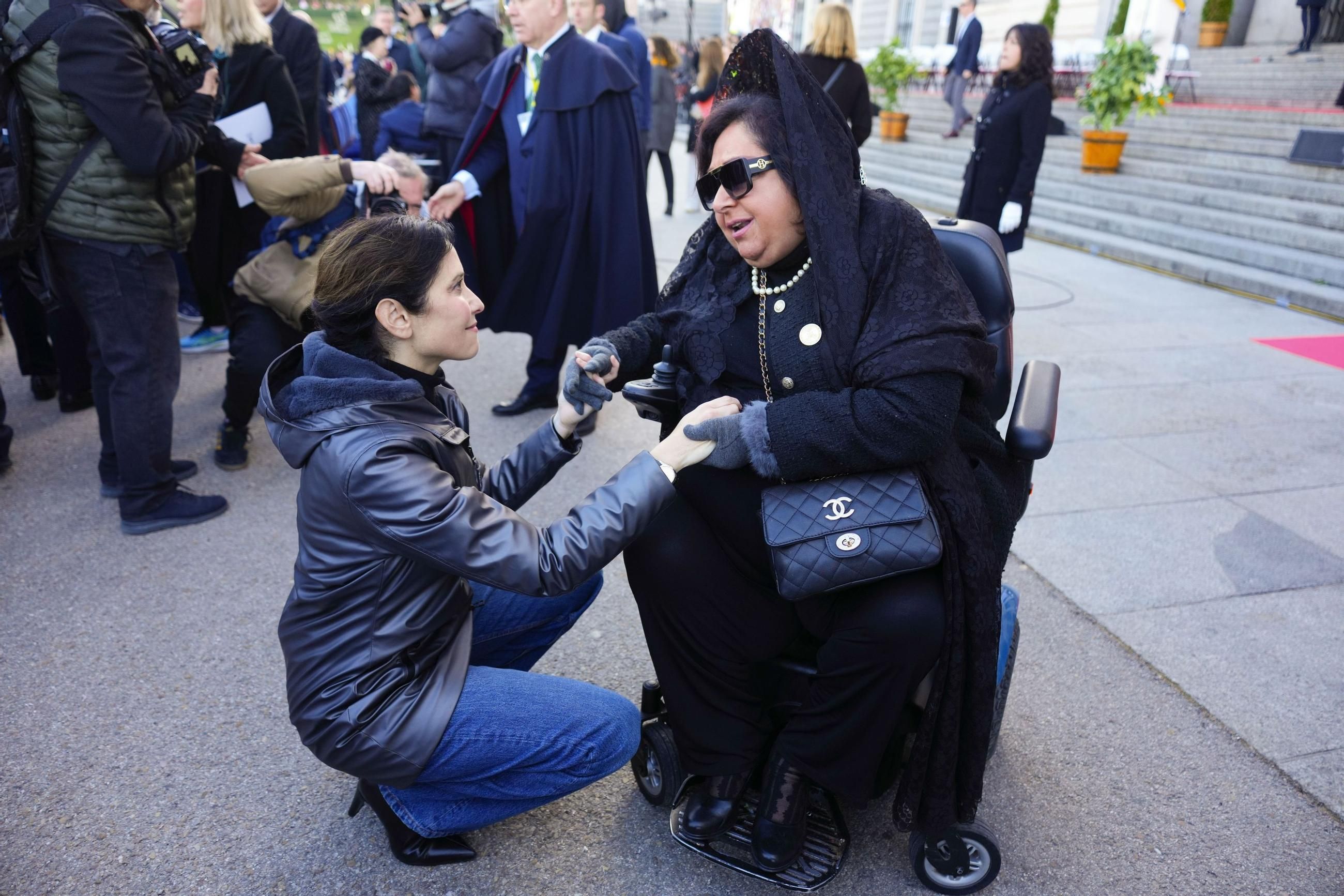 Ayuso abandona en ambulancia la misa de la Almudena por una "leve indisposición"