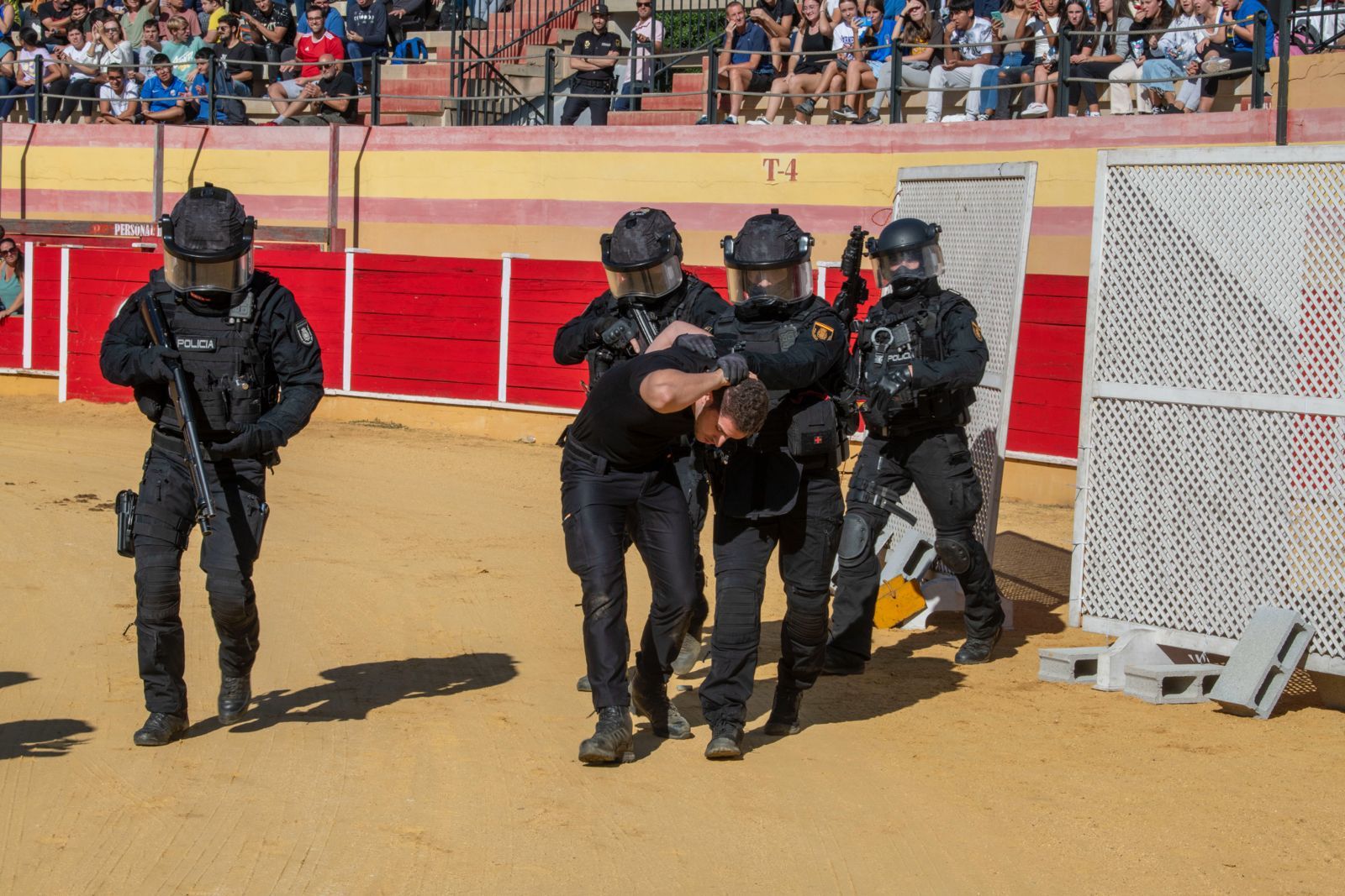 Galería | Así ha sido la jornada de puertas abiertas de la Policía Nacional en la Plaza de Toros de Motril