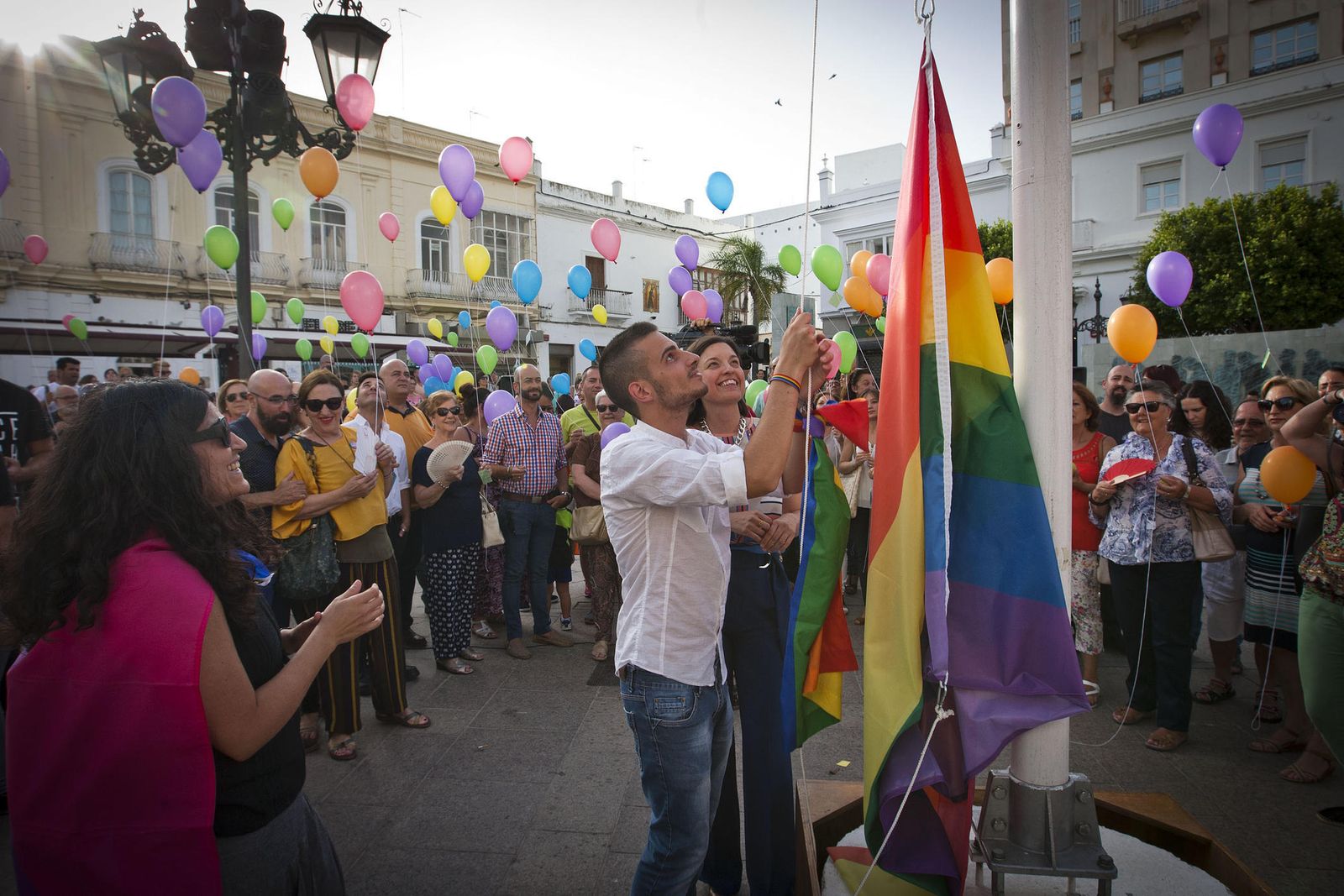 Izado de bandera arcoiris en la plaza de la Iglesia, el pasado año.