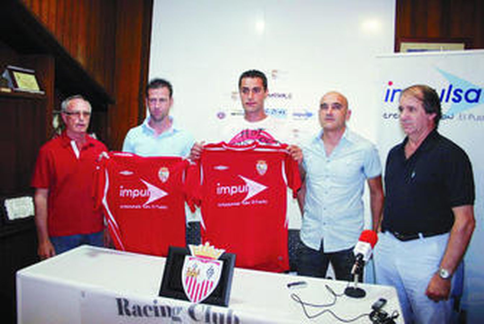 Lolo Prado (i) y David Villalba (d) posan con la camiseta del Portuense.