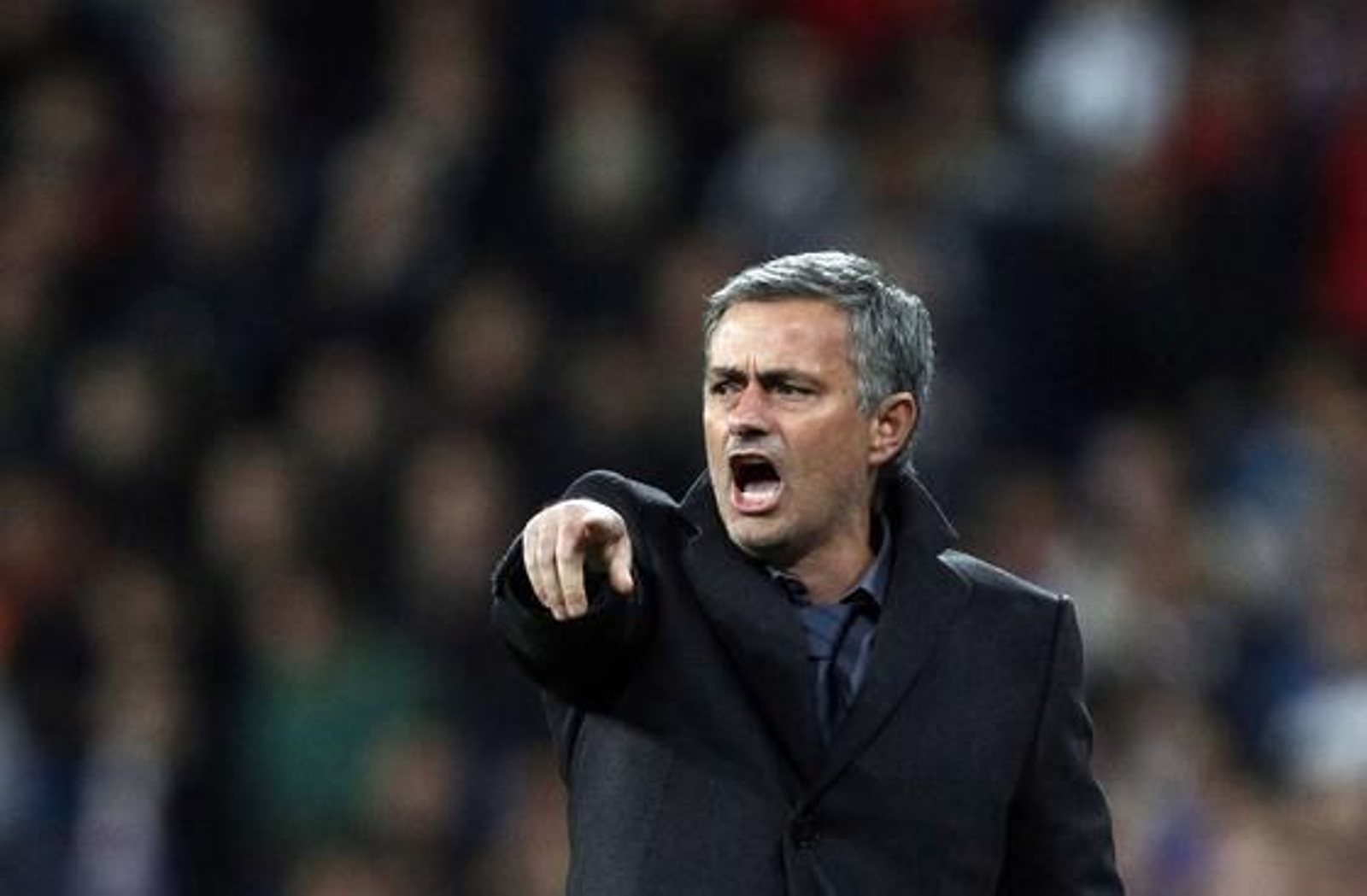 Mourinho da órdenes al Madrid antes de ser expulsado del campo.

Foto: Reuters