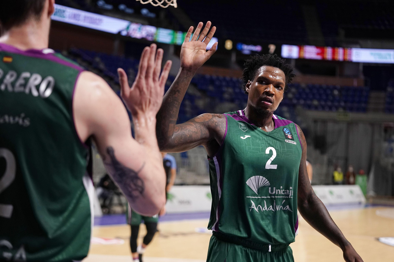 Deon Thompson se saluda con Rubén Guerrero.