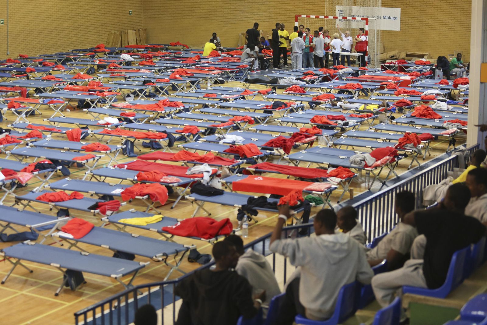 Camillas sobre la pista del polideportivo de Tiro Pichón en el que están alojados los inmigrantes.
