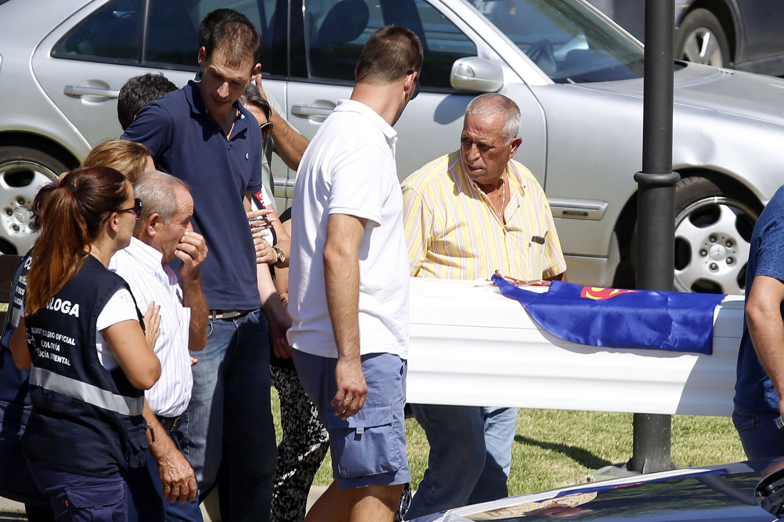 Los padres de la menor, acompañados de otros familiares y un equipo de psicólogos, portan su ataúd antes del sepelio en el cementerio de Alhaurín de la Torre.