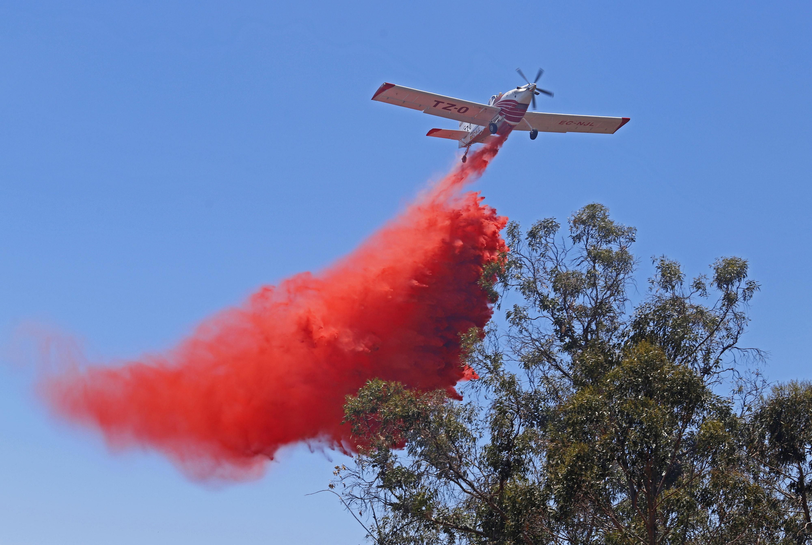 Imágenes del espectacular incendio entre en el paraje de la raya de Aljaraque y Marismas del Odiel