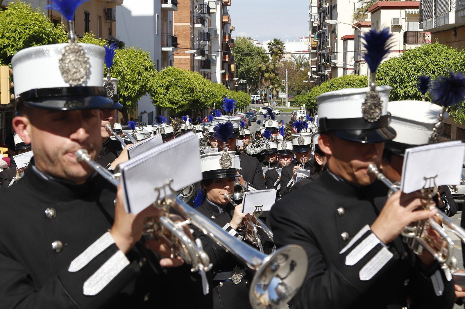 Imágenes del recorrido de la Hermandad de la Redención por las calles de Huelva