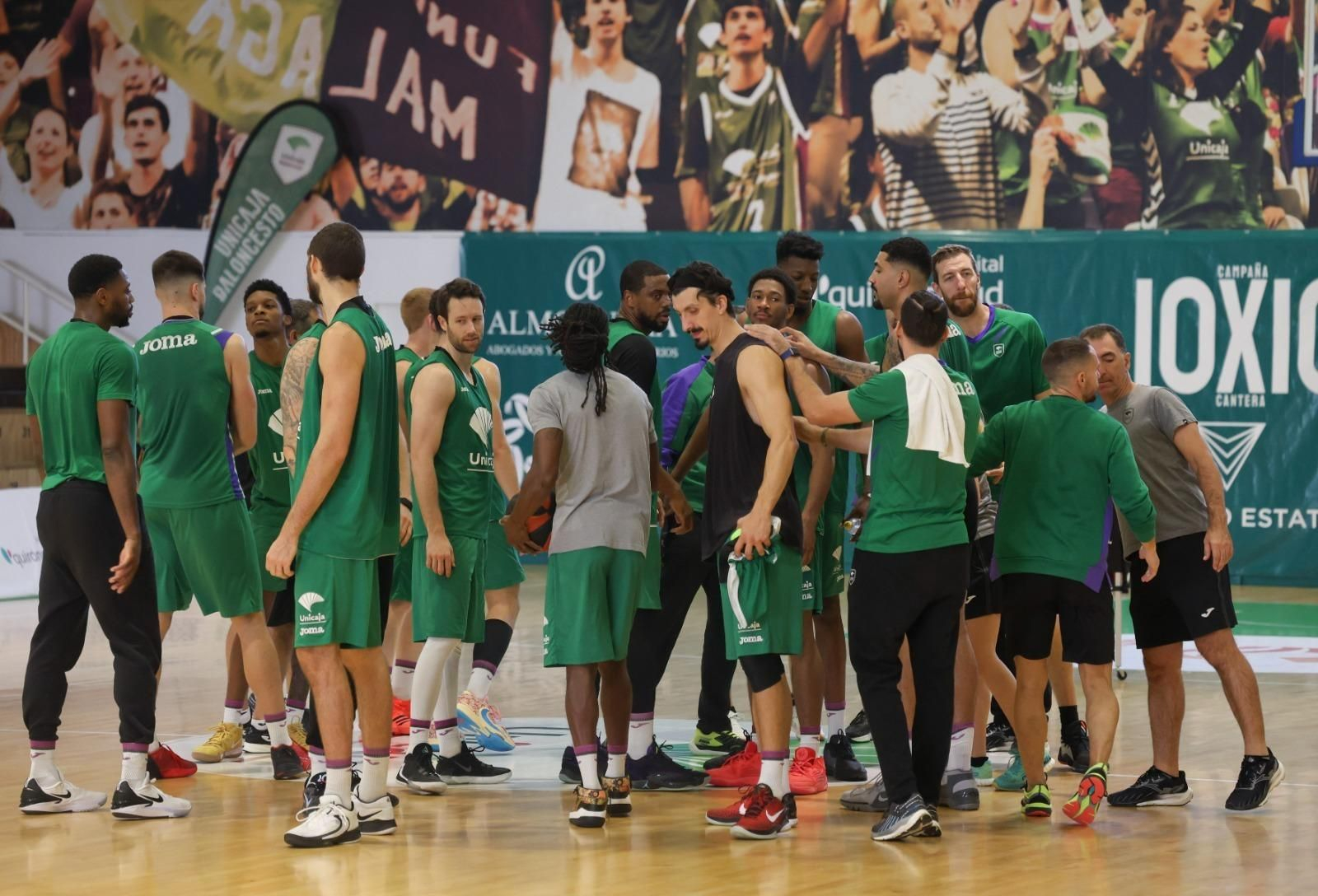 Las fotos de Fran Vázquez tutelando a los pívots del Unicaja Las fotos de Fran Vázquez tutelando a los pívots del Unicaja