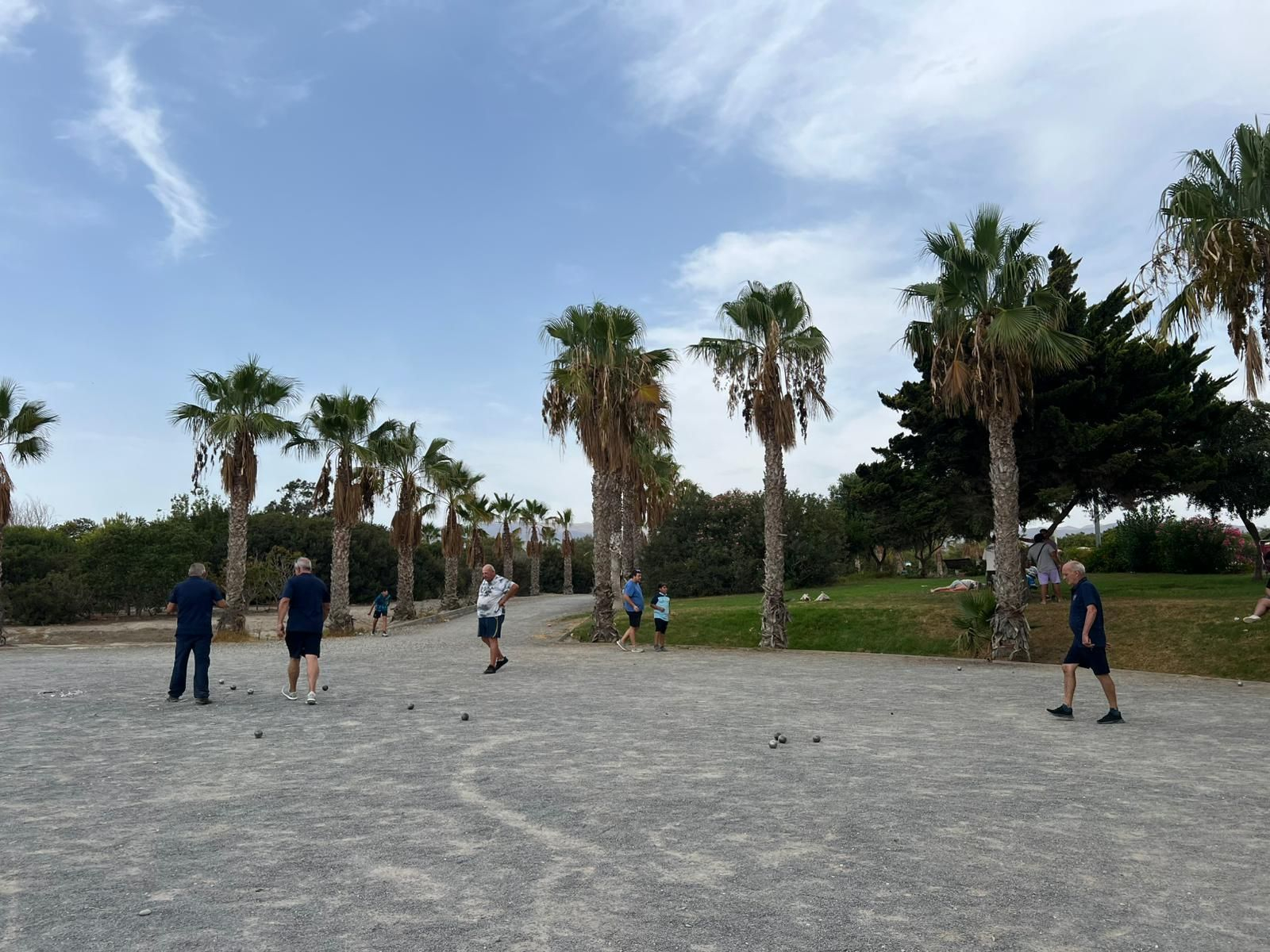 Varios jugadores durante el desarrollo del Open de Petanca con motivo de la Feria de Almería celebrado en el Parque del Andarax.