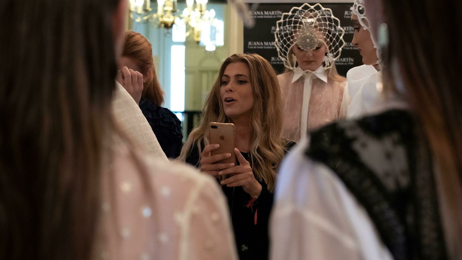 Juana Martín, hablando con sus modelos antes del desfile.