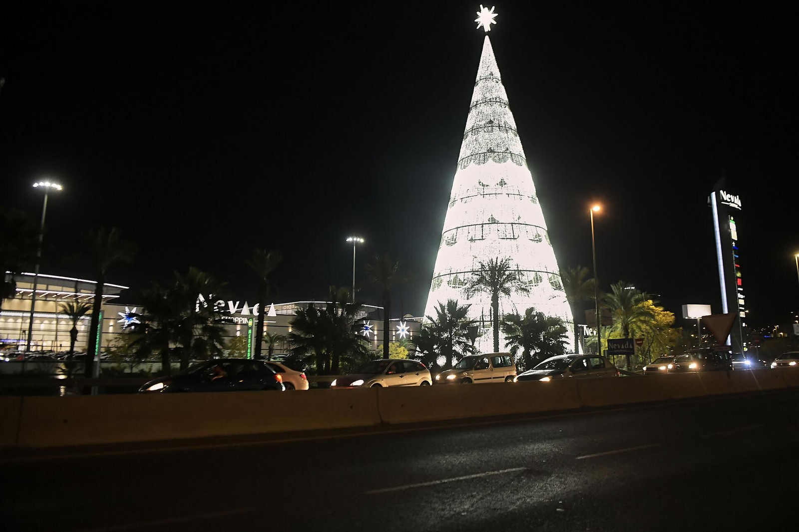 Fotos: así se ha iluminado el árbol de Navidad del Nevada en Granada, el más alto de España