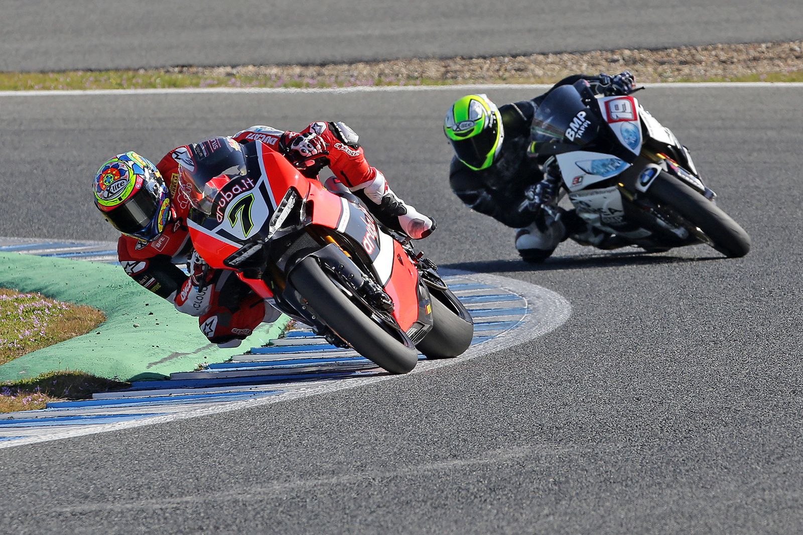 Chaz Davies, piloto oficial de Ducati en el Mundial de Superbike, rodando delante de Puffe, de Superstock.