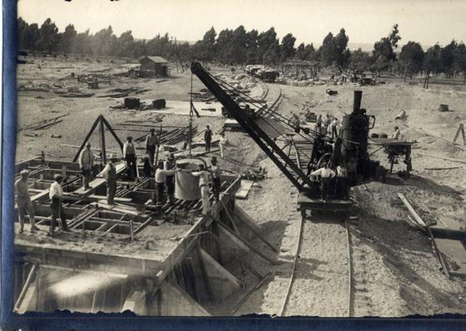 Imágenes de la construcción del Monumento a la Fe Descubridora.