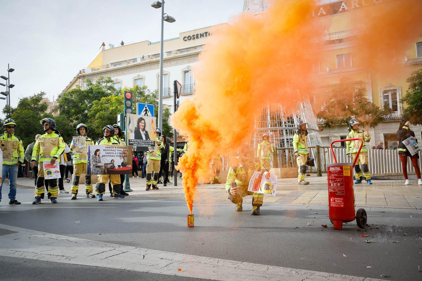 Imágenes de la manifestación de bomberos en Almería