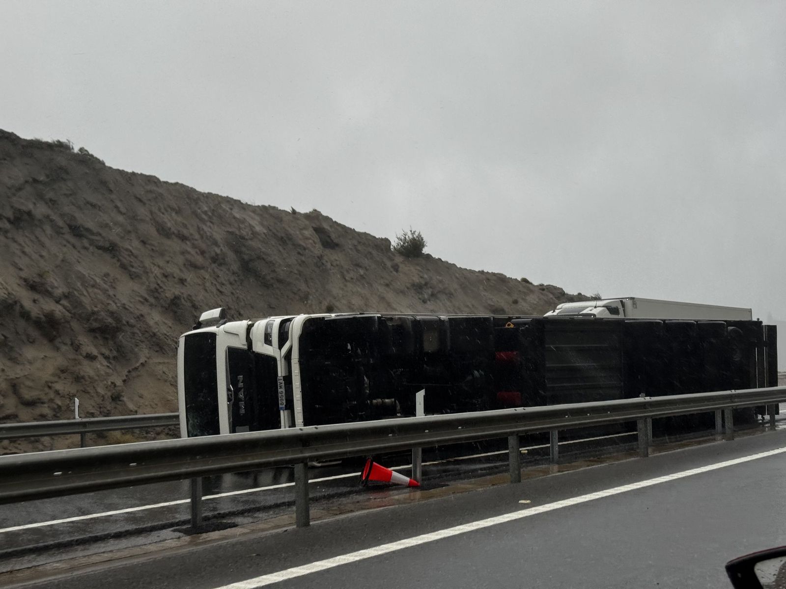 El camión volcado en la A-7