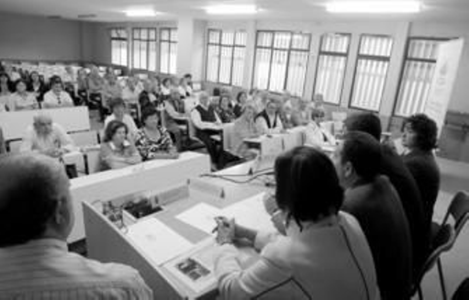 Imagen general de los alumnos del aula de mayores observando el discurso de presentación de Francisco Trujillo y Manuel Guntiñas, ayer.