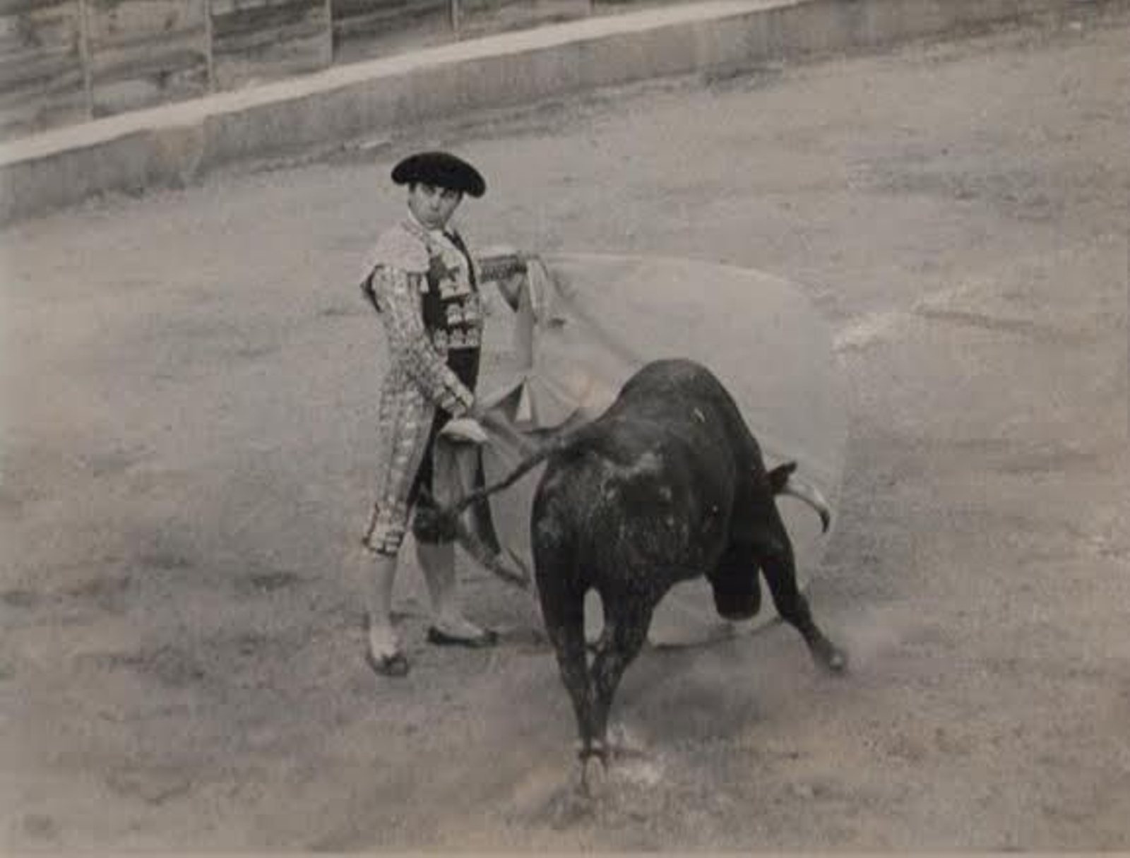 Paquirri recibió a 'Avispado' con lances mirando al tendido.