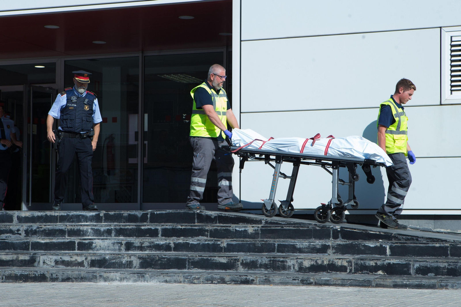 El ataque con un machete en la comisaría de Cornellà, en imágenes