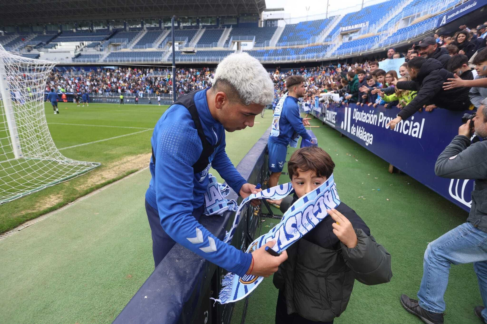 Miles de malaguistas apoyan al equipo en la víspera de Reyes