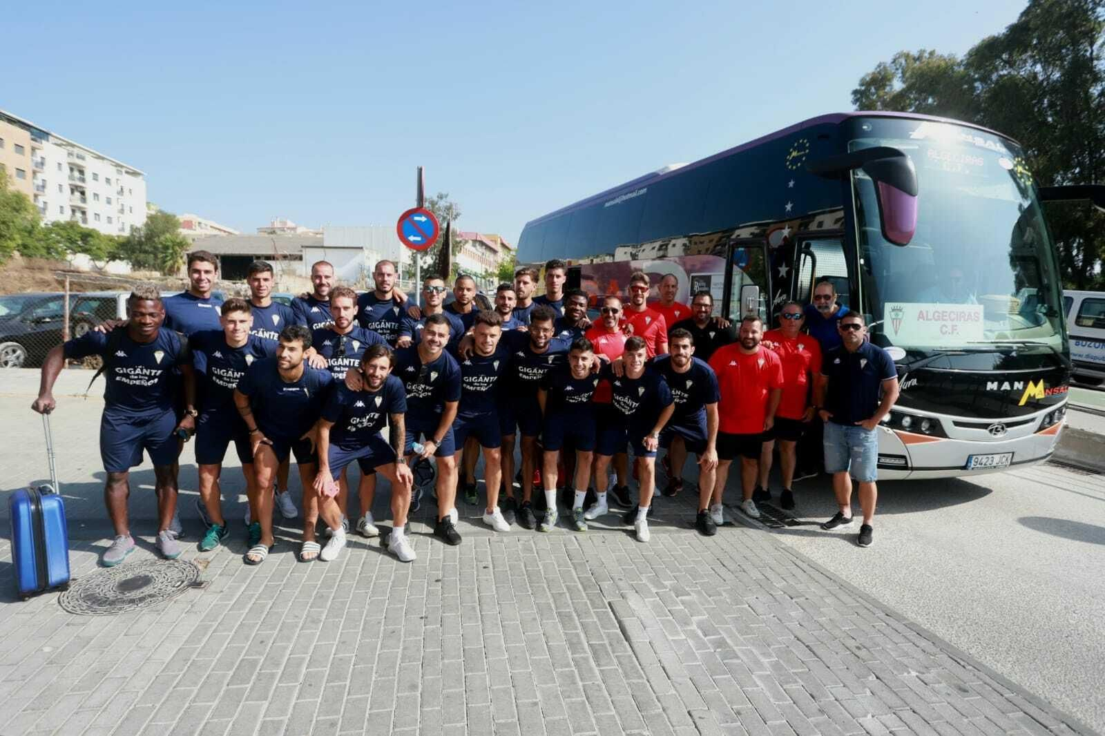 La expedición del Algeciras, justo antes de montarse en el autobús.