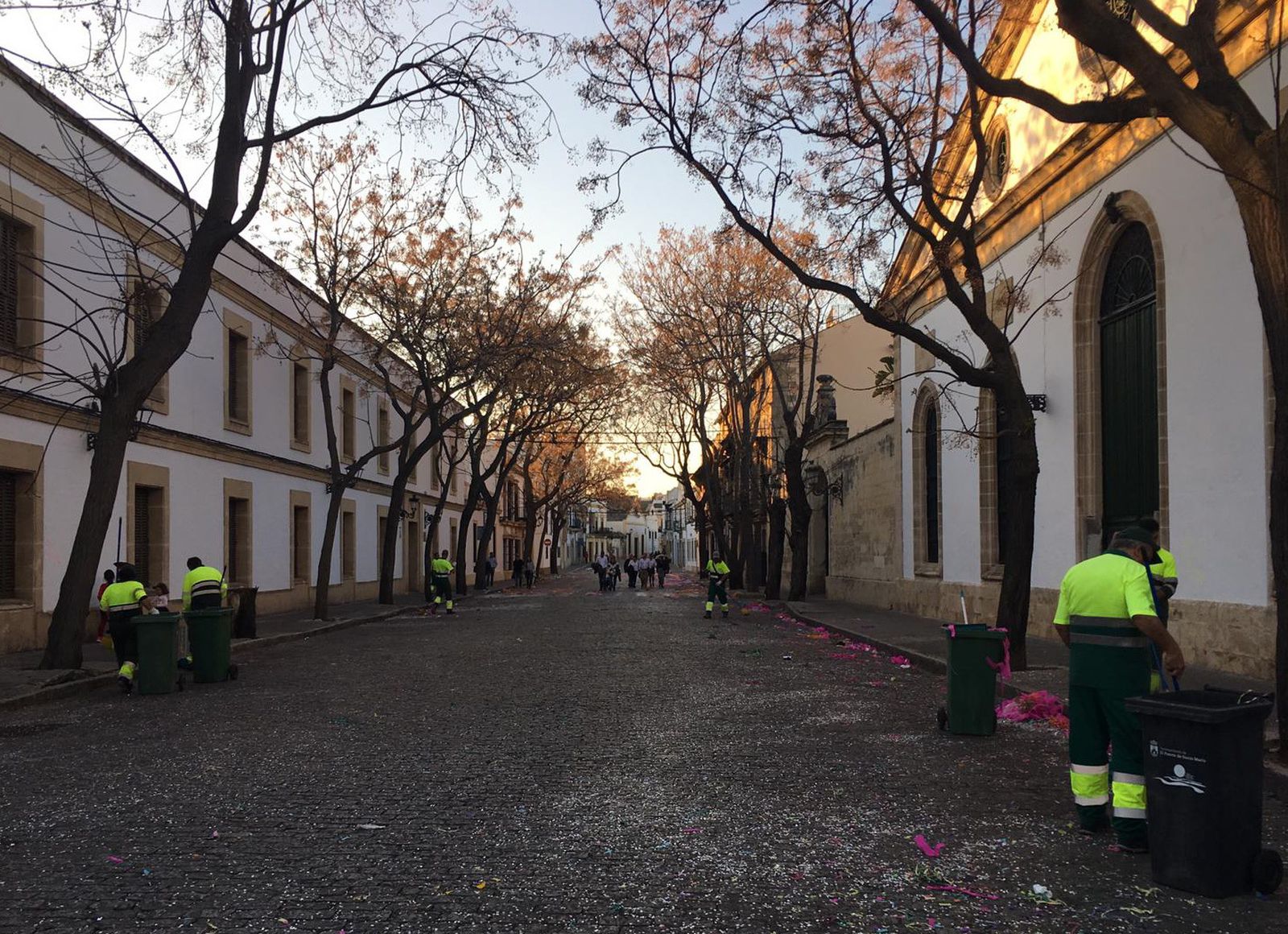 Operarios de la plantilla del servicio de Limpieza, después de la cabalgata celebrada el domingo.