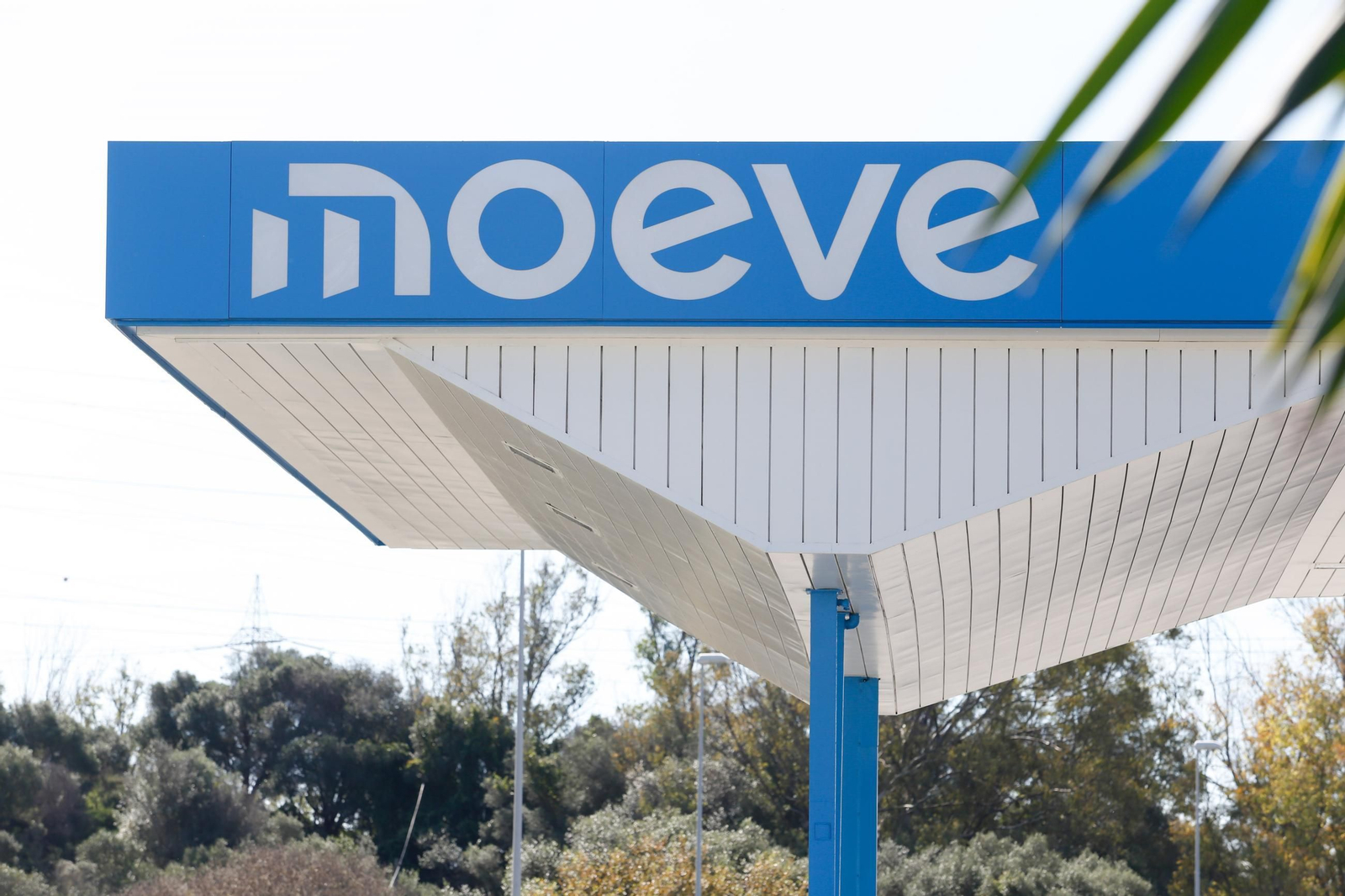 Fachada de la estación de servicio de Moeve situada a la entrada del parque energético de San Roque