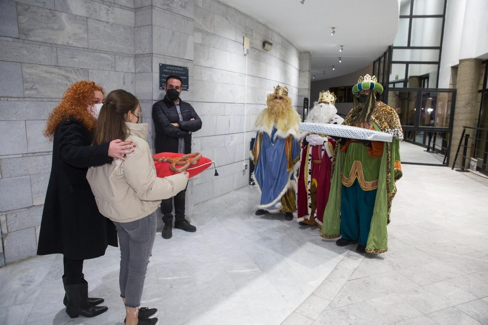 Una niña entrega las llaves de la ciudad a los Reyes en Salobreña