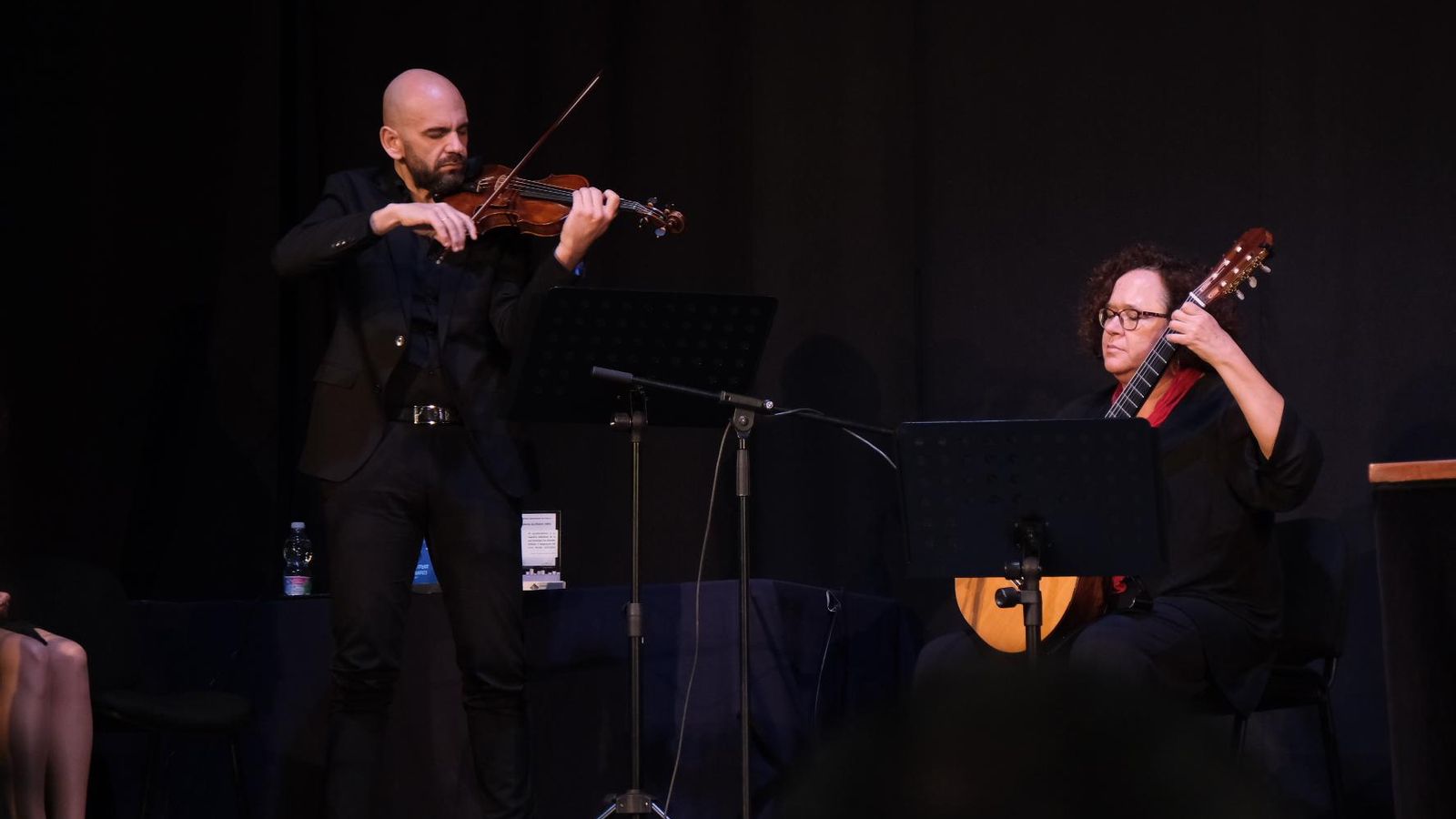 Actuación musical de Ángel Moreno Millán (violín) y Nuria Delclós Alonso (guitarra).