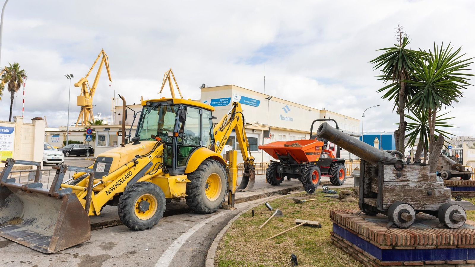 Se observa bajo los vehículos de la obra que hay una zanja, por la que podrían ir tanto cables como raíles: un misterio