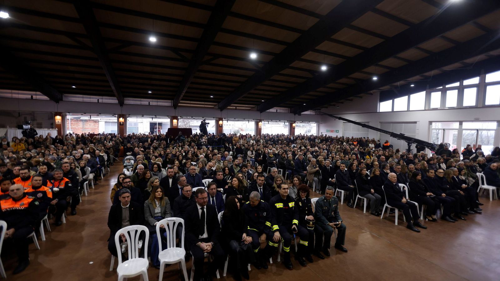 La caseta municipal, llena de vecinos, familias y responsables institucionales.
