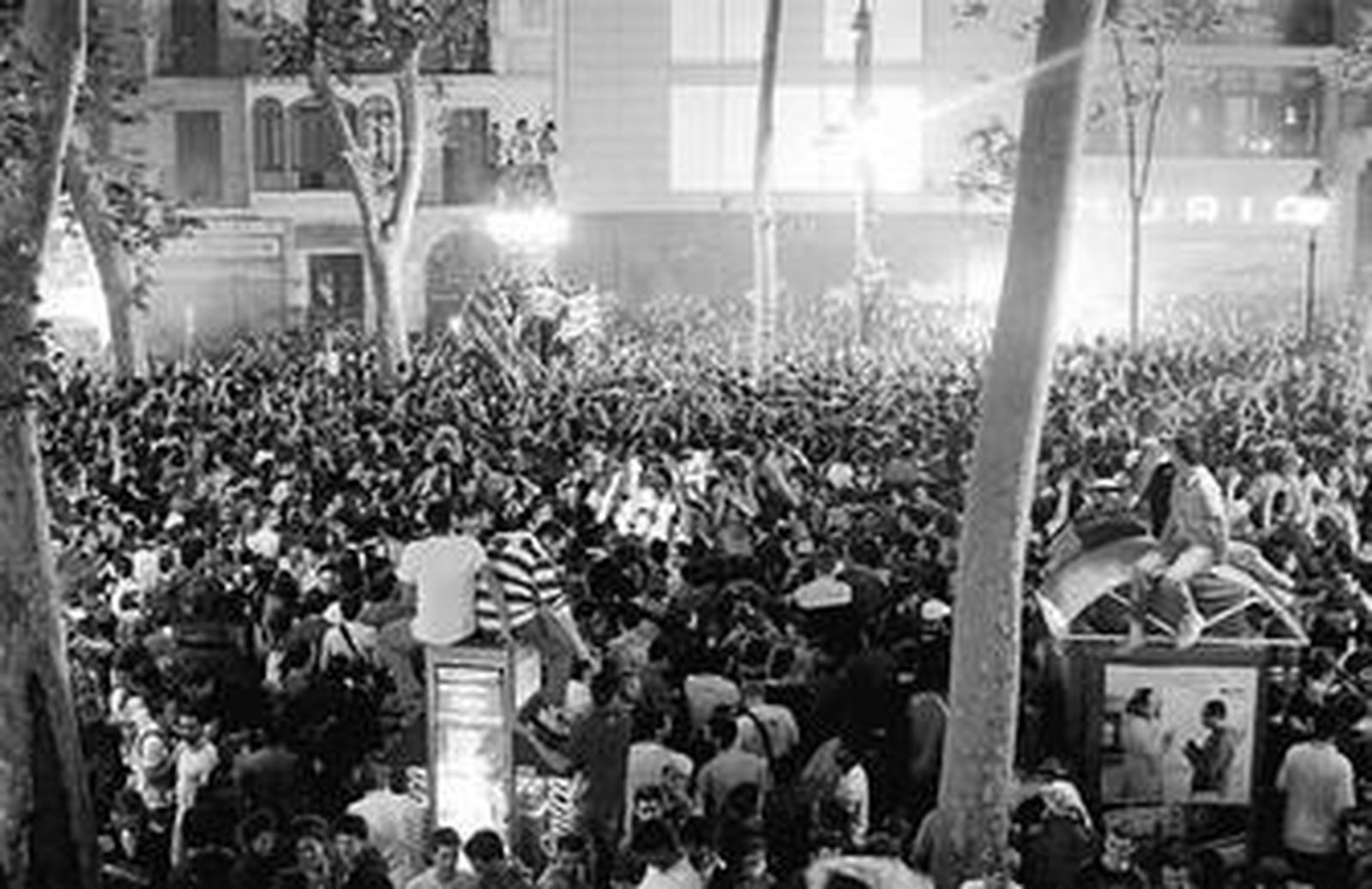 La afición azulgrana celebra la victoria de su equipo en Las Ramblas de Barcelona.