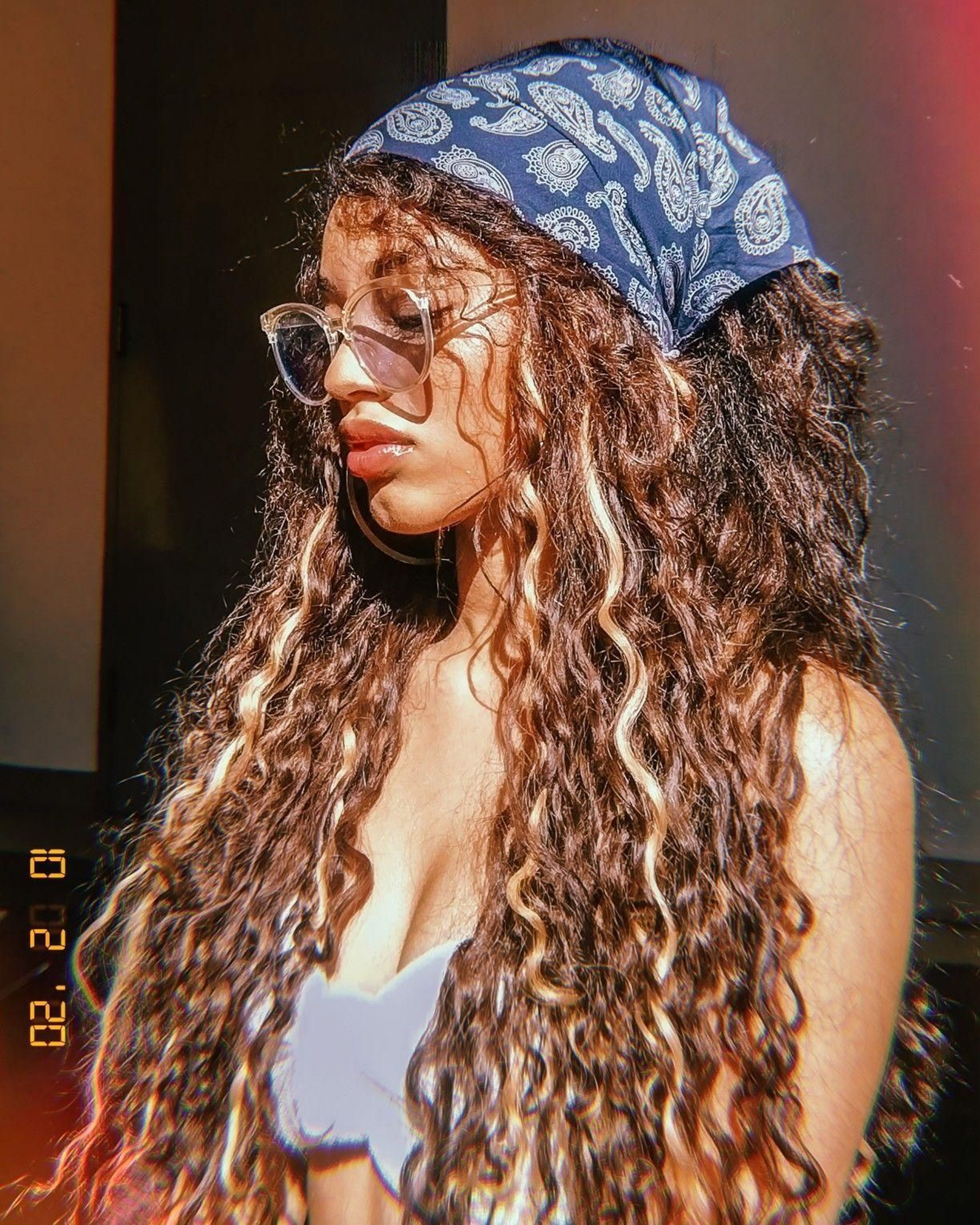 Peinados para pelo rizado fáciles y rápido para presumir de ondas este verano