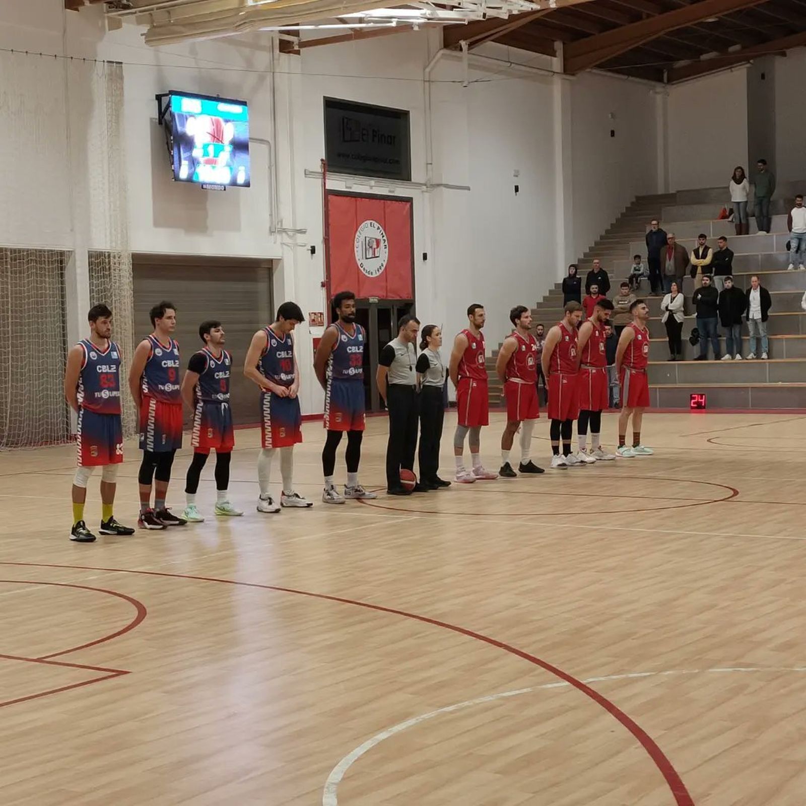 Ambos equipos guardaron un minuto de silencio en memoria del fotógrafo Ángel Doctor.