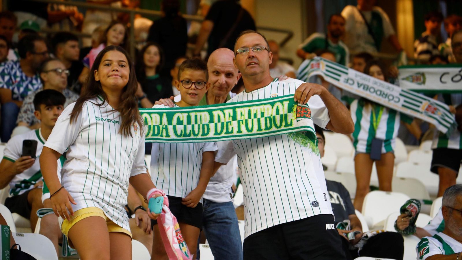 Búscate en las gradas del Arcángel en el Córdoba - Málaga CF