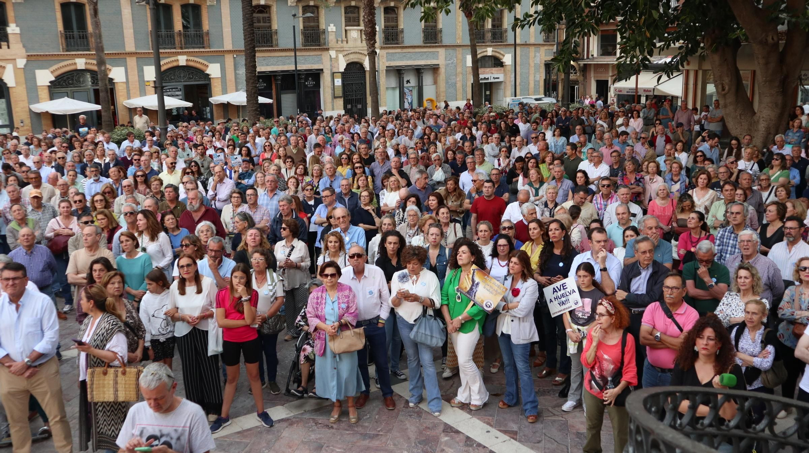 Imágenes de la concentración por las infraestructuras para Huelva