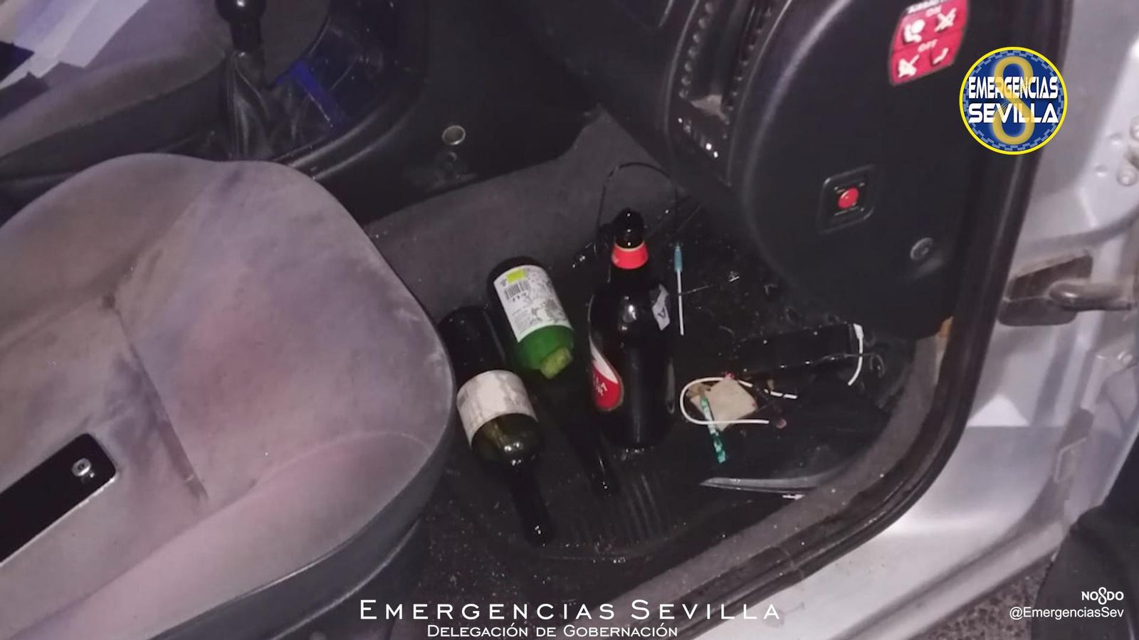 Restos de alcohol en el coche del último conductor ebrio detenido por la Policía Local de Sevilla.