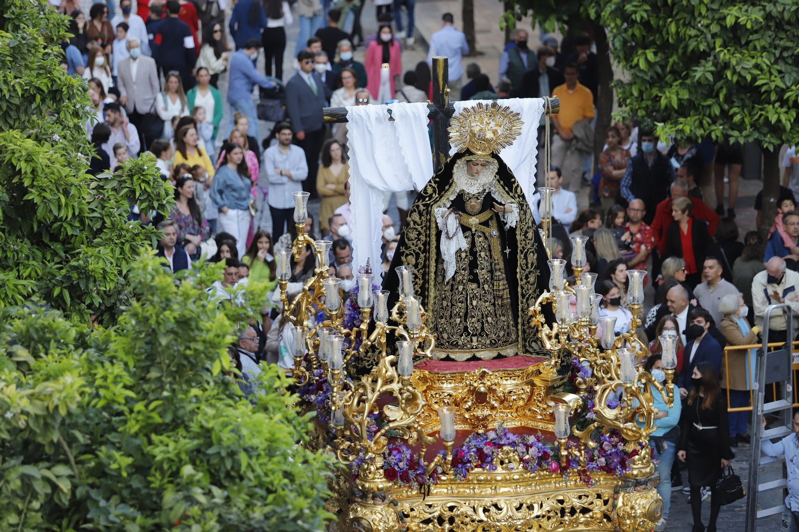 La Hermandad de la Soledad recorre las calles de Huelva en el Viernes Santo