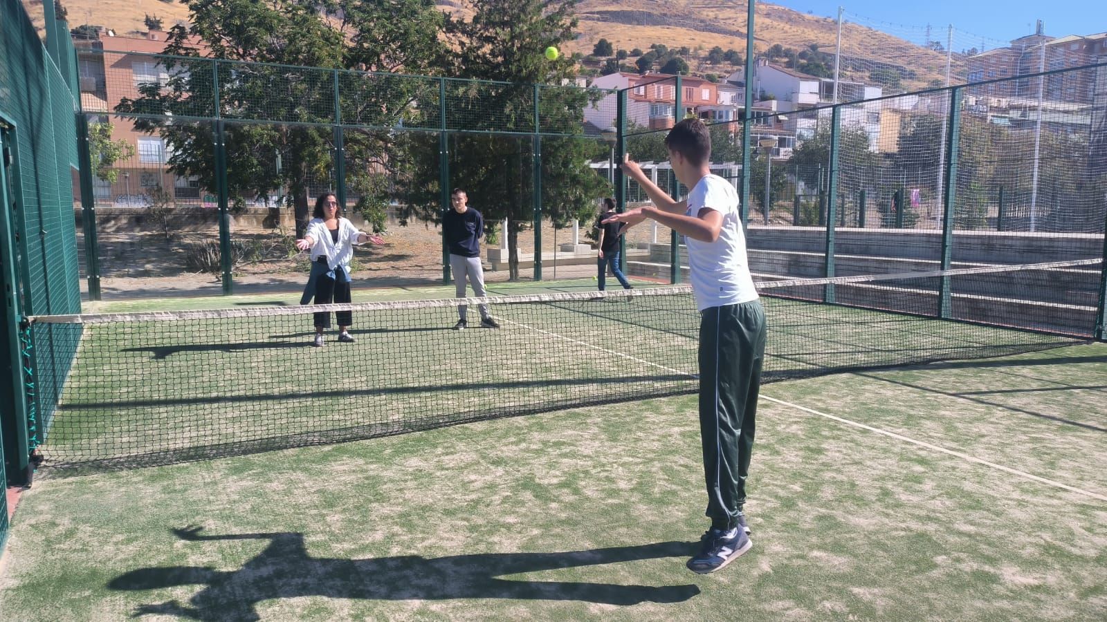 El pádel es uno de los deportes que oferta el Ayuntamiento de Granada.