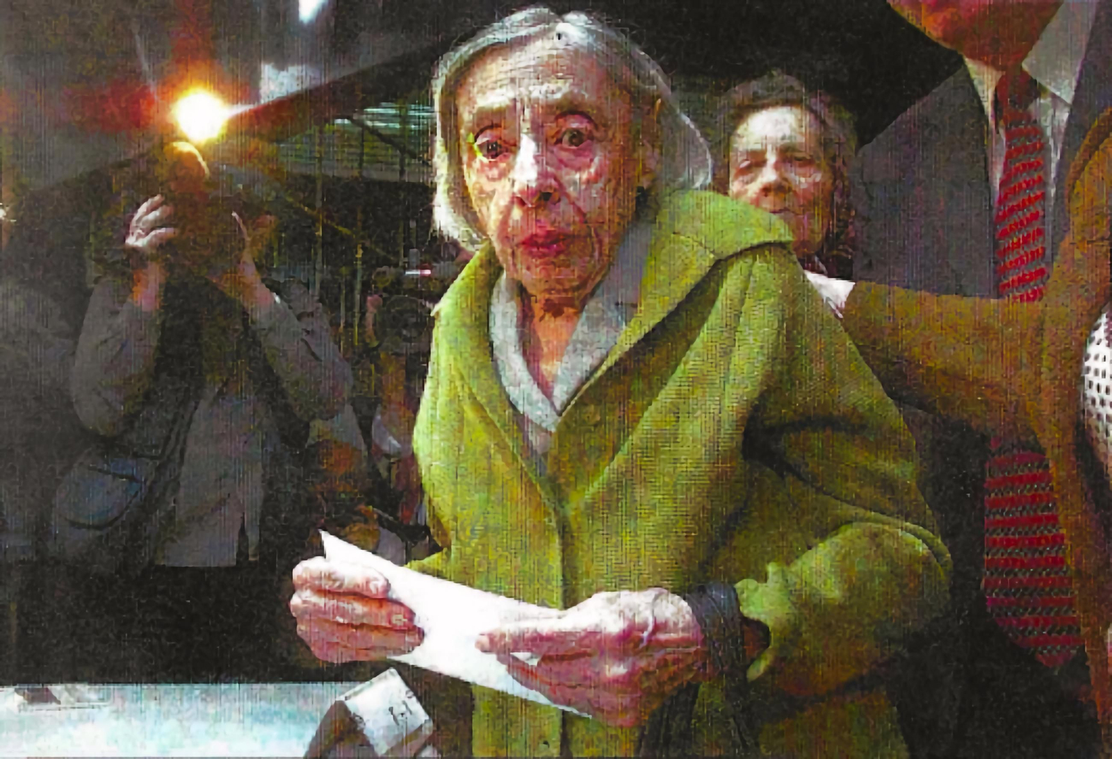 Sarah Gleich tras recibir su cheque de 400 dólares en compensación por ser víctima del Holocausto.