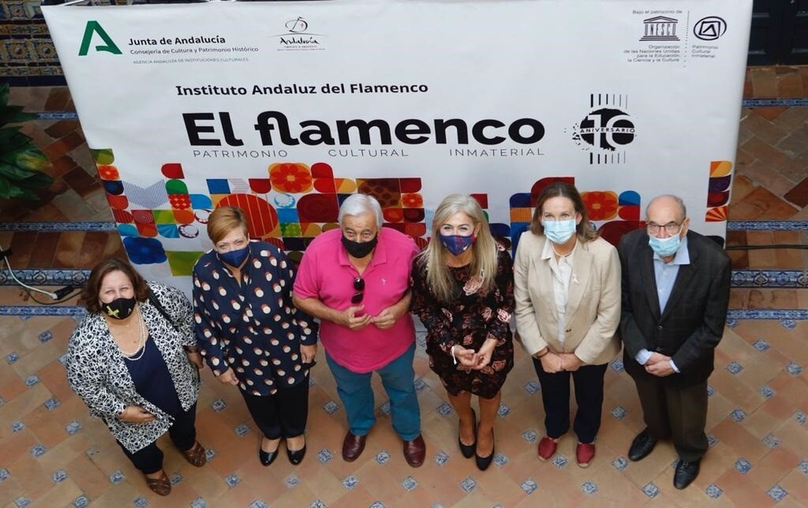 La consejera de Cultura con varios de los integrantes del Consejo Asesor del Flamenco.